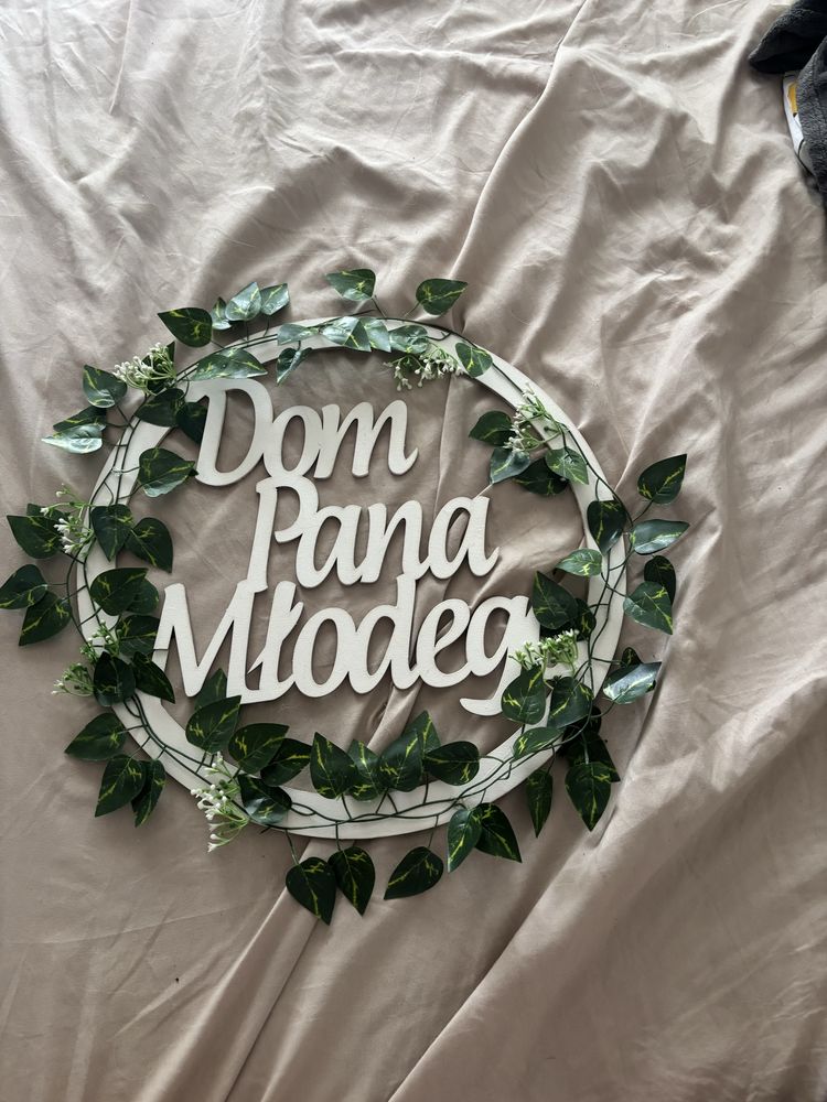 Napis dom Pana mlodego i Pani mlodej