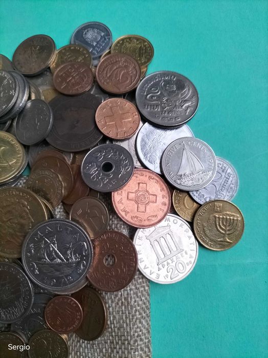 100 moedas diferentes de 40 países. Лот 25