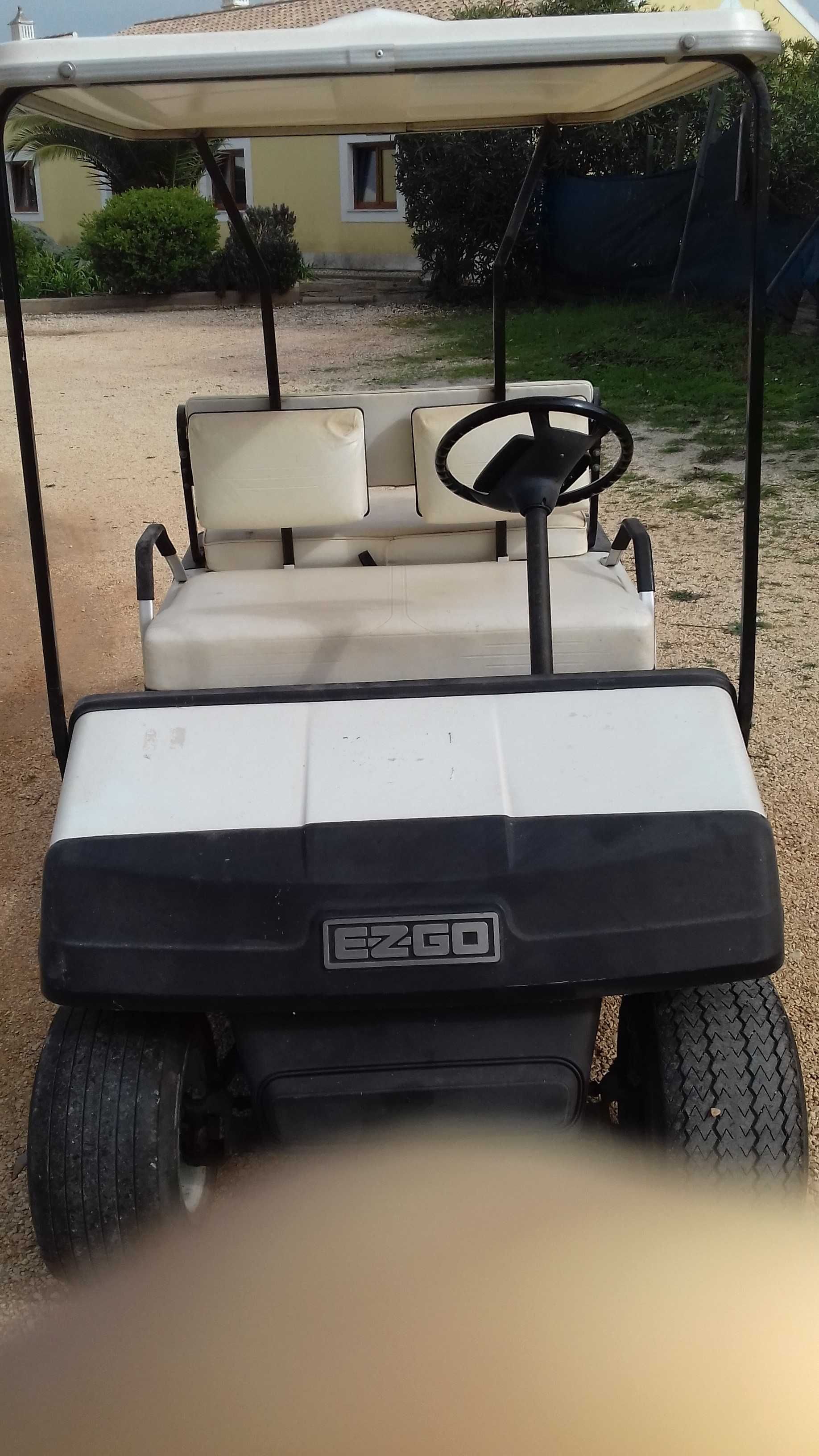 Vendo carro de golfe a gasolina de 4 lugares