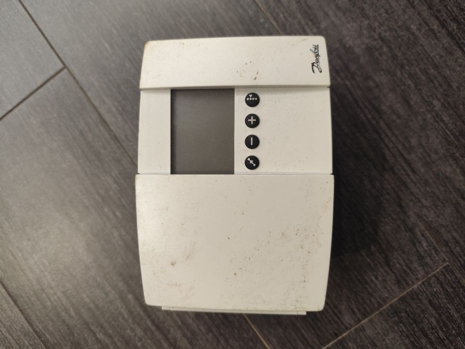 Электронный новый  регулятор температуры тоDanfoss ECL Comfort 300.
Эт