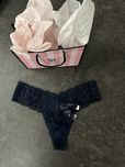 Granatowe koronkowe stringi Victorias Secret S