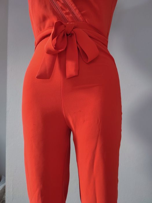 Czerwony elegancki kombinezon Mango z metką kopertowy dekolt