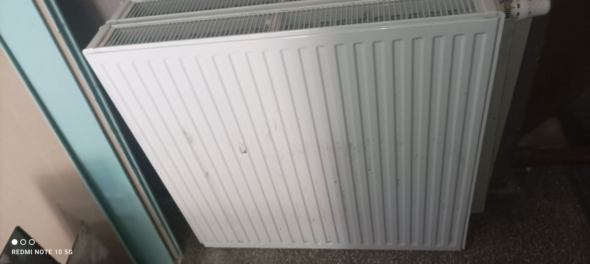 Grzejnik C33 90x90x30 z uchwytami i regulatorem