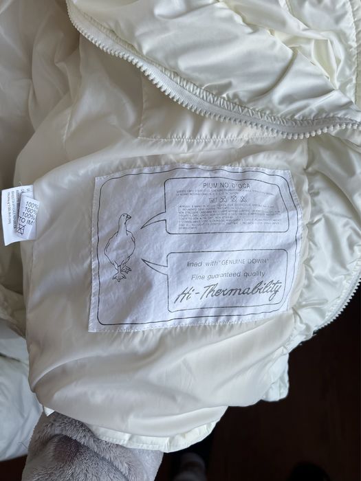 Жіночий пуховик з гусиного пуху.