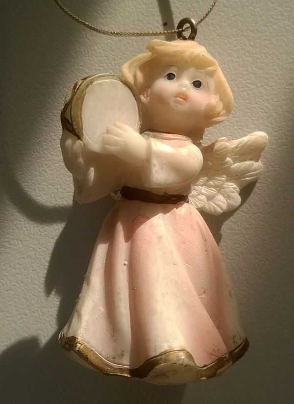 Figurki Figurka Aniołek z tamburynem do zawieszenia na choinkę 6cm