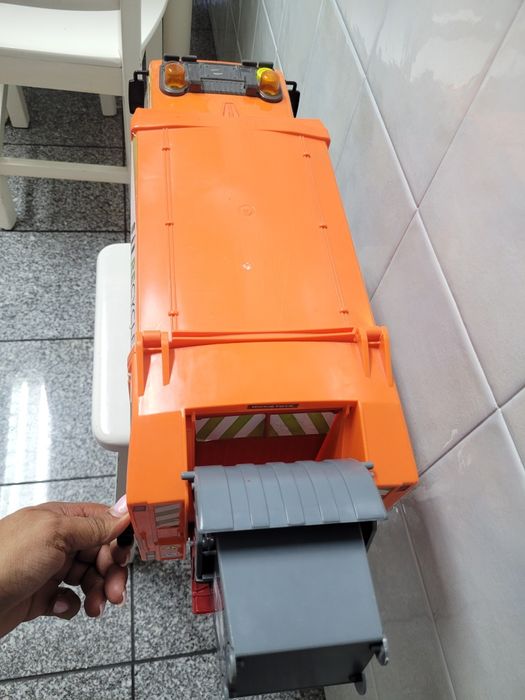 Camião do lixo em bom estado com balde incluído