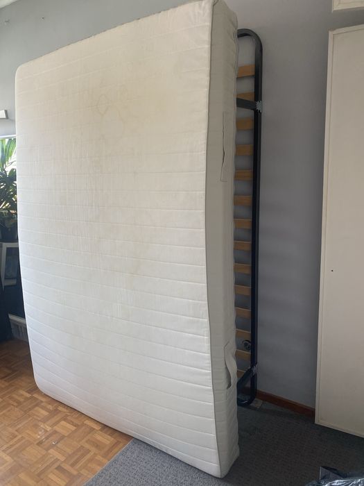 Estrado com pés de cama de casal + colchao de casal ikea 140x200