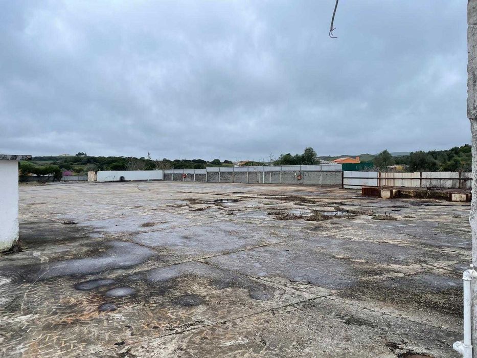Espaço Descoberto para Estacionamento | Seguro, Vedado e Pavimentado!