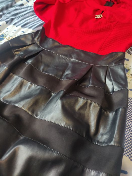 Червона сукня з шкіряним низом