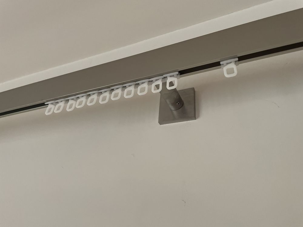 Karnisze srebrne metalowe mat