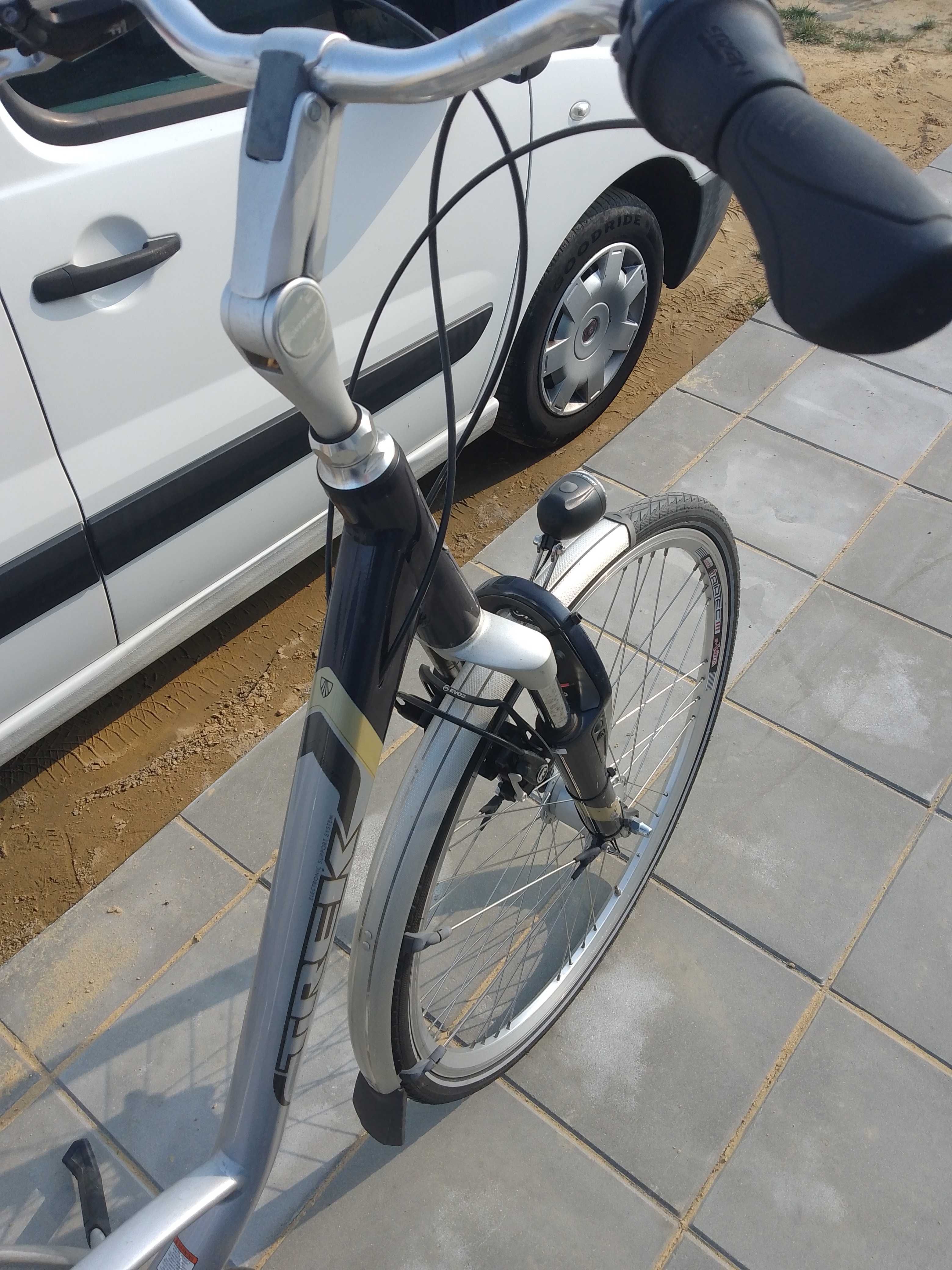 Rower Trek Nexus 7 amortyzator przód dynamo w przedniej piaście