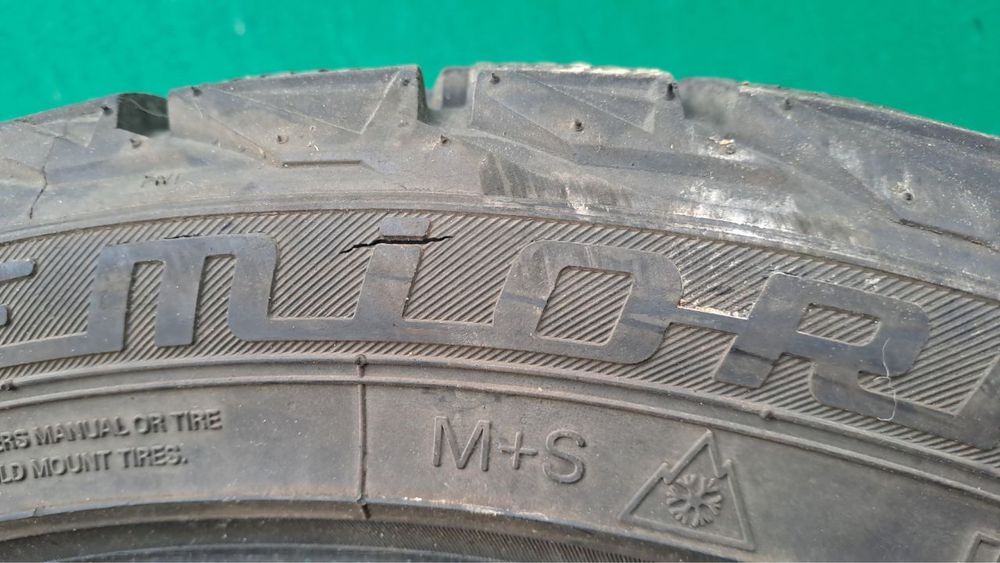 Шини зимові 225 45 R17