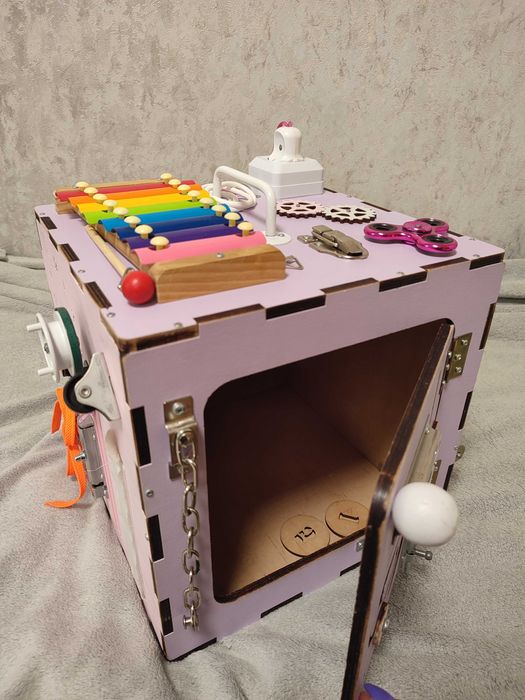 Бізікуб з дверцятами