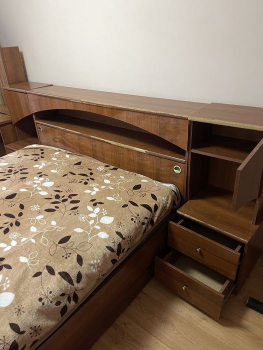 Спальний гарнітур (ліжко, приліжкові тумби, туалетний столик