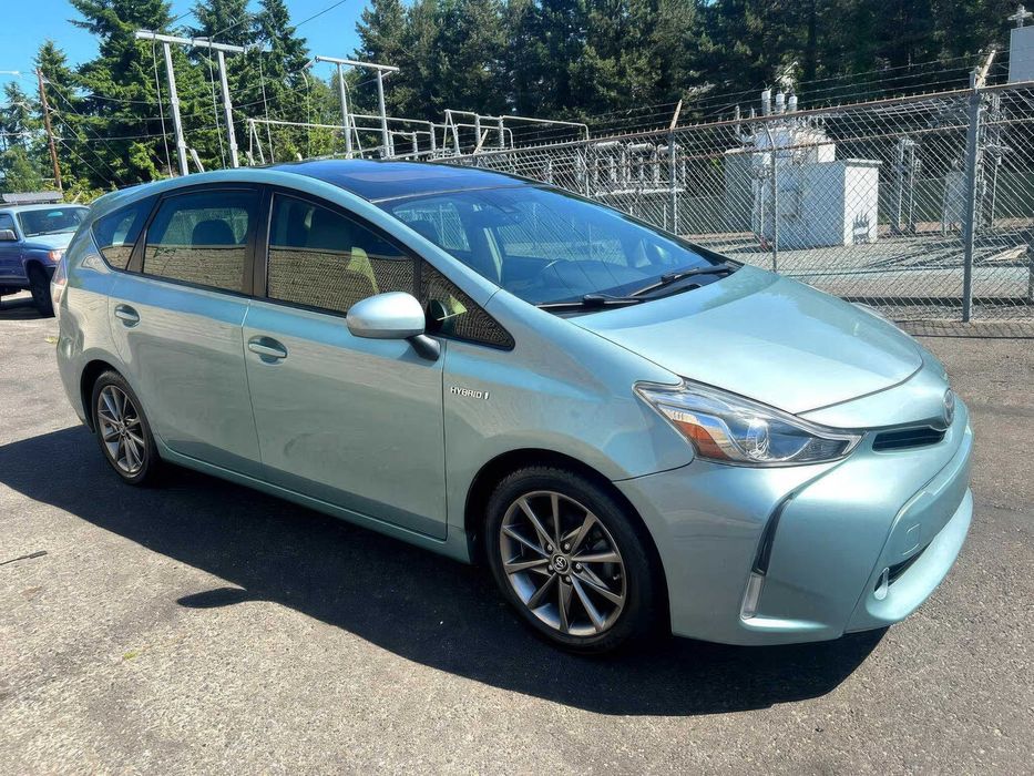 Toyota Prius v Five      2015