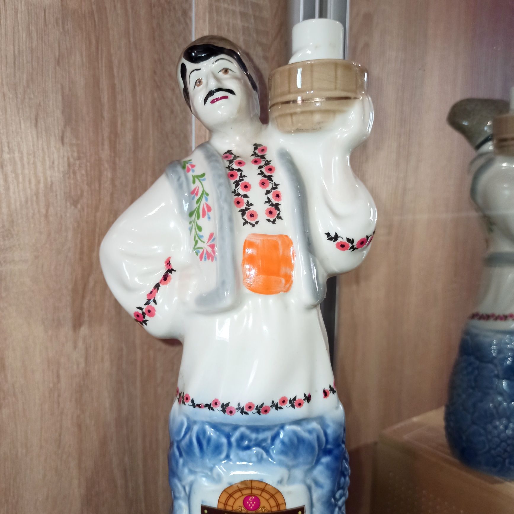 Молдаван фарфоровая бутылка штоф статуэтка