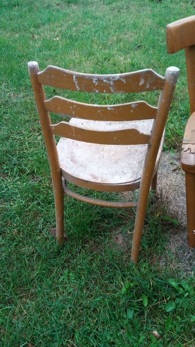 68. Stare krzesła do renowacji z czasów PRL-u -2 sztuki