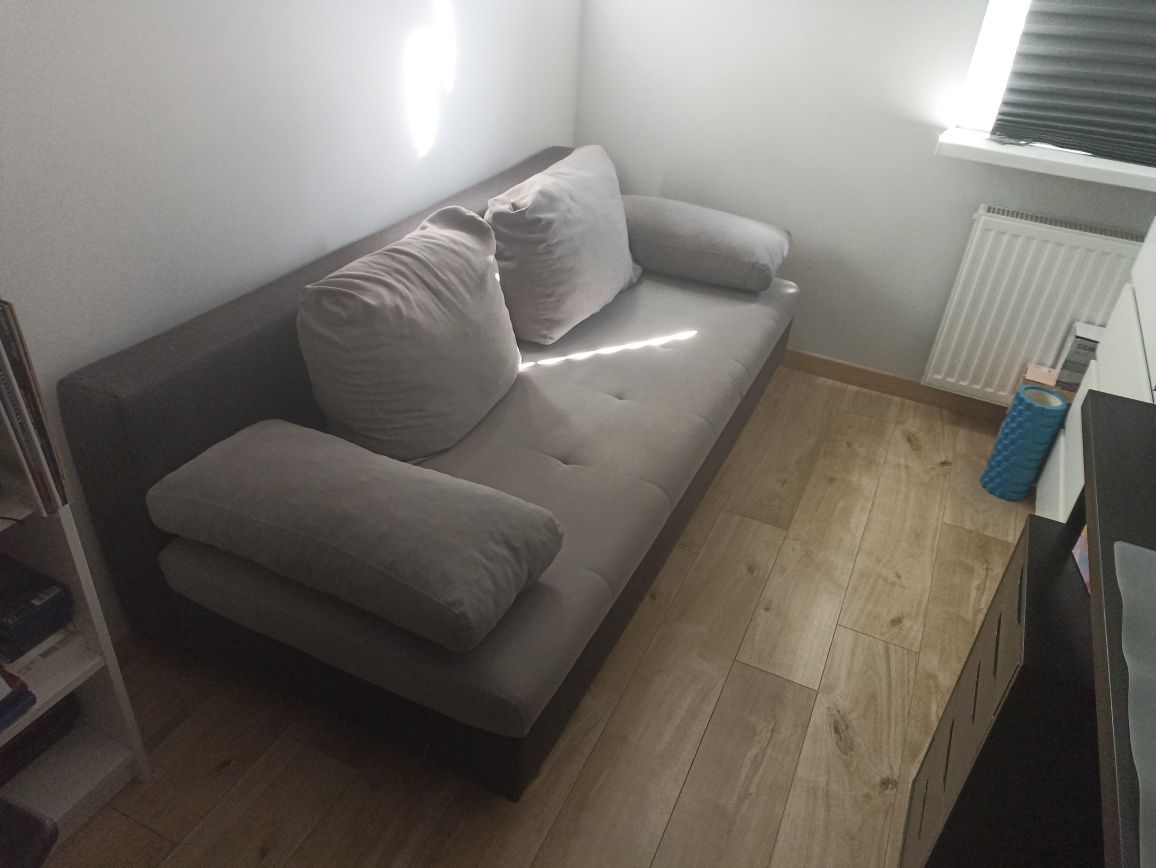 Sofa 3-osobowa – szara, z poduchami i bocznymi wałkami