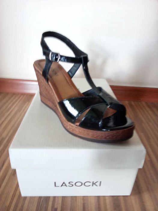 Sandały na koturnie LASOCKI