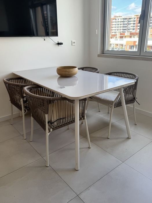 Mesa de jantar retangular SKLUM em vidro e alumínio