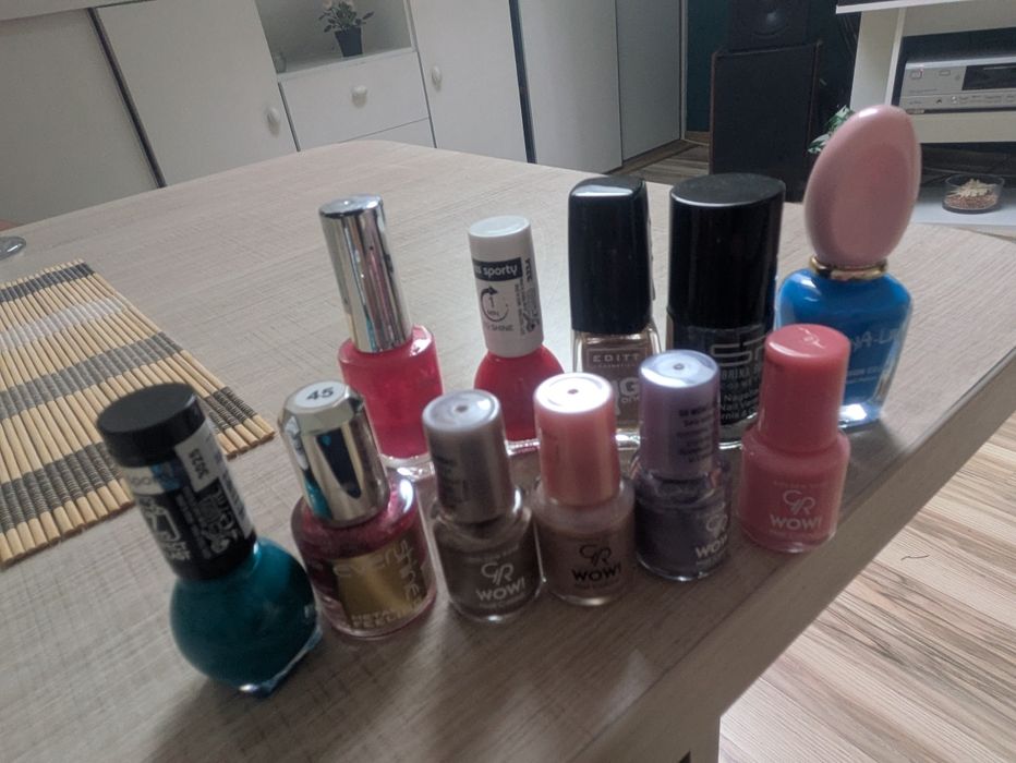 Lakiery do paznokci,bdb