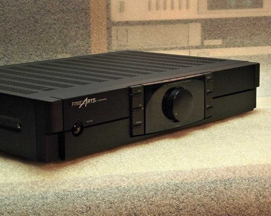 Amplificador Grundig para arranjar.