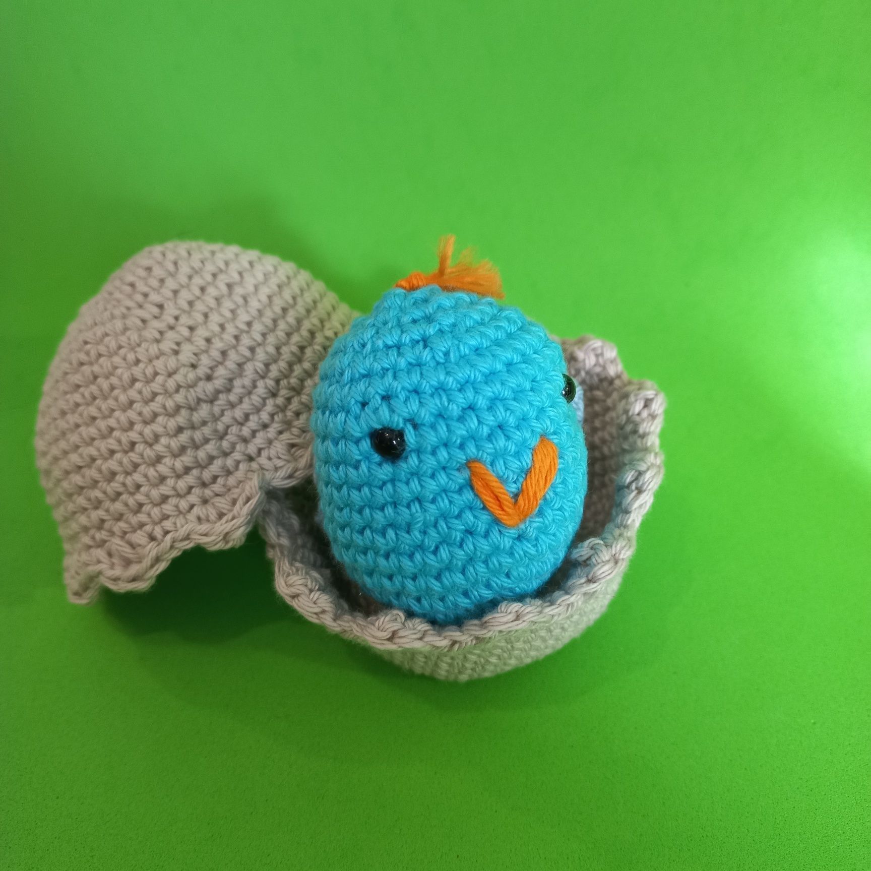Ovo com pintainho feito em croché e algodão