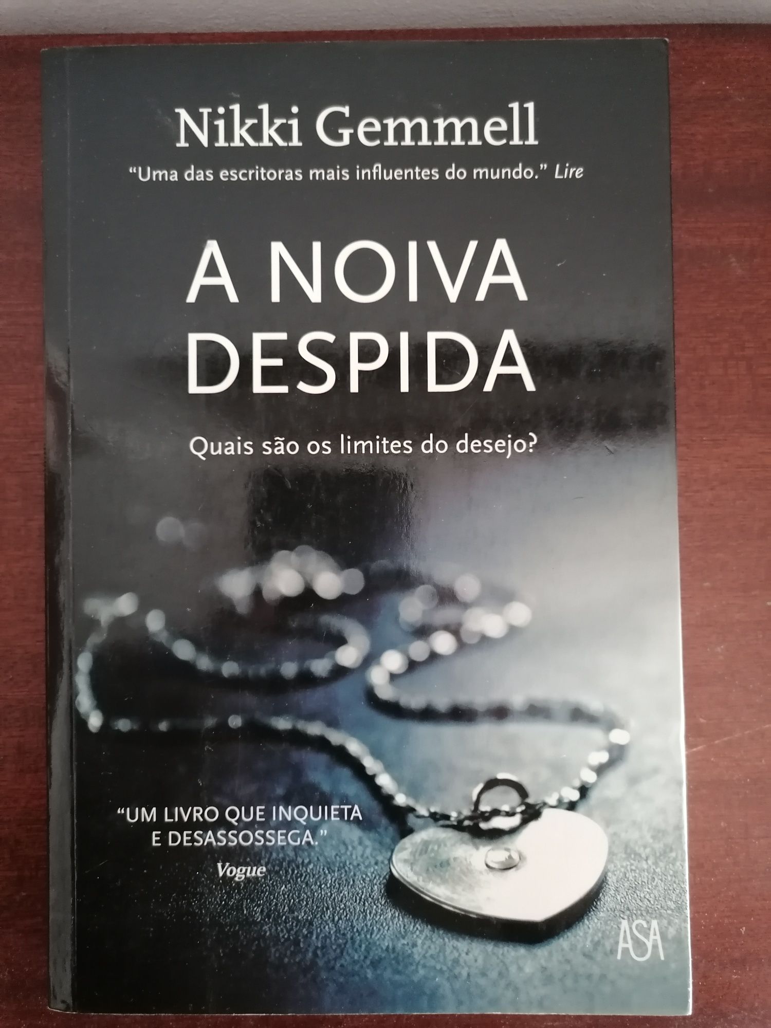 Livro "A NOIVA DESPIDA", de Nikki Gemmell