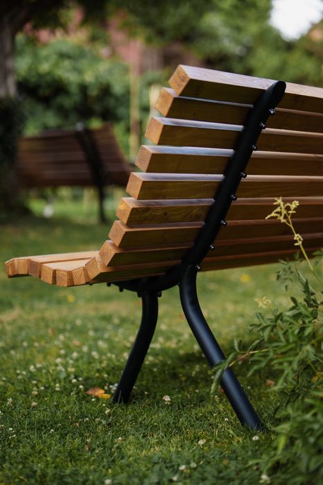 Ławka ogrodowa, parkowa, RÓŻNE KOLORY rama metalowa, sosna Skandynaws