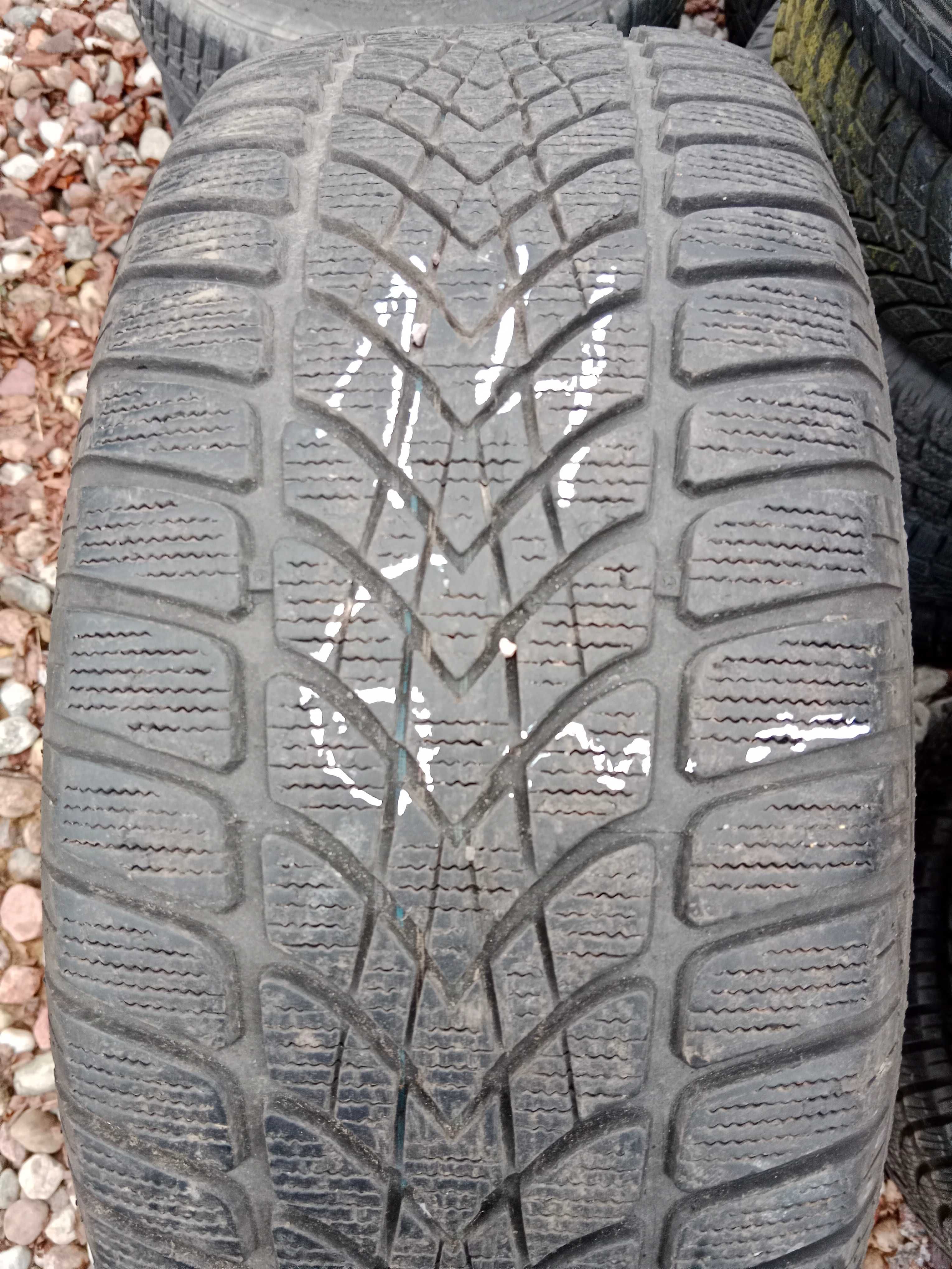 Opona używana zimowa 225/55R16 Dunlop SP Winter Sport 4D 1szt.