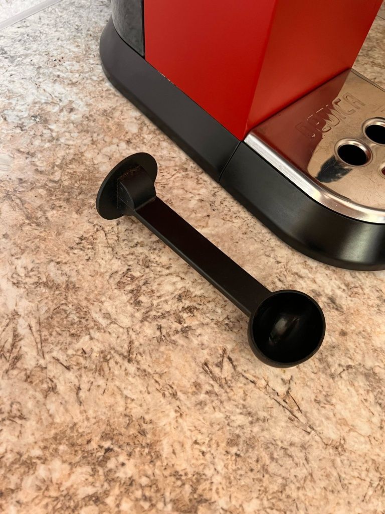 Ekspres do kawy kolbowy Delonghi że spieniaczem