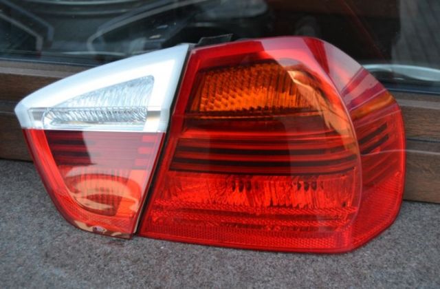 BMW E90 sedan lampa tył tylna prawa prawa