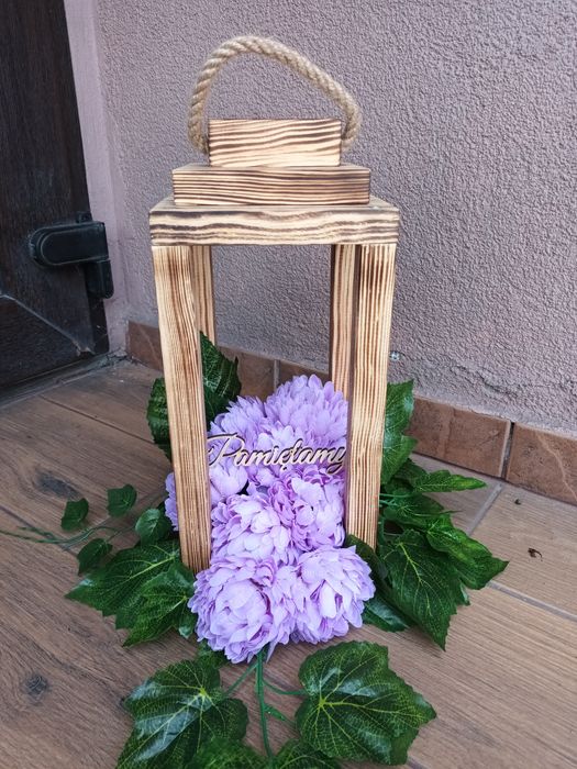 Lampion na cmentarz z chryzantemami