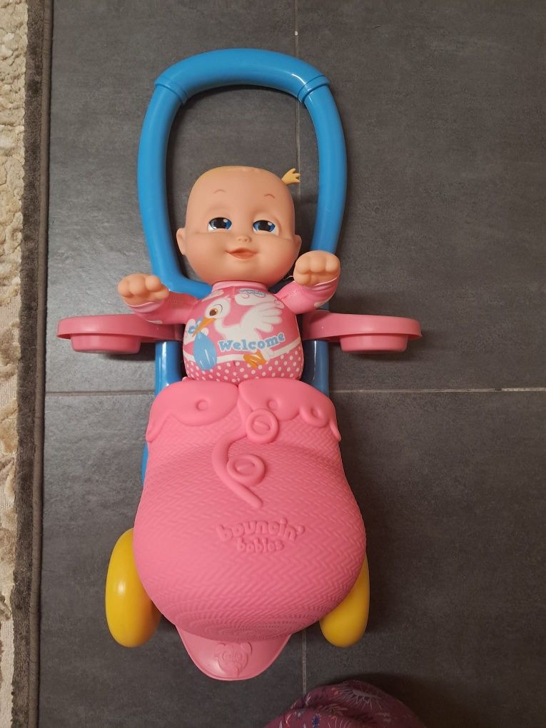Boneco com carrinho