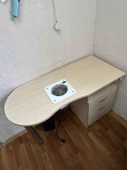 Манікюрний стіл з витяжкою