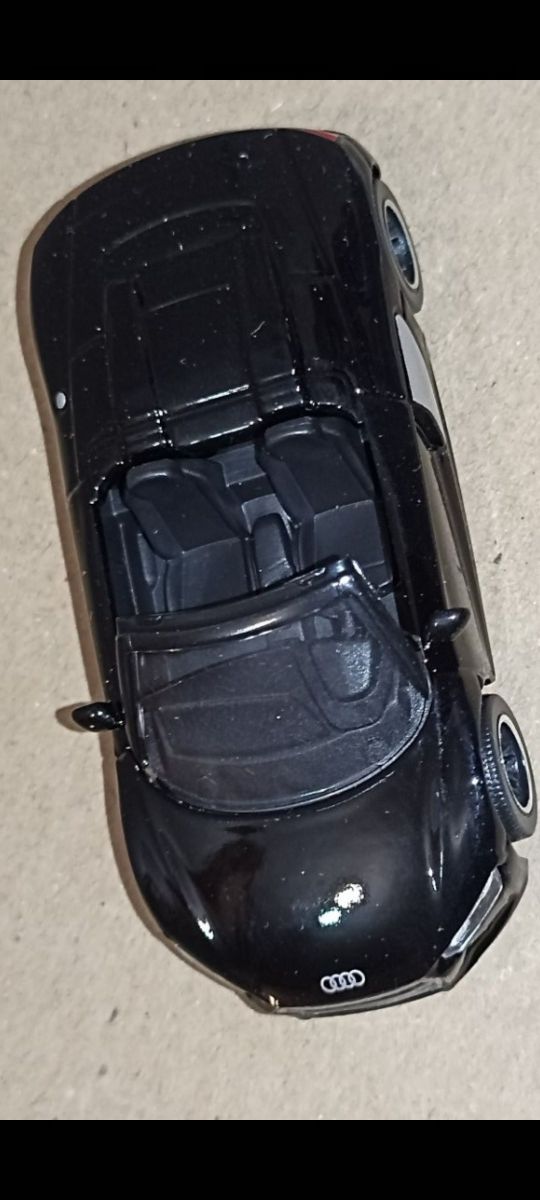 model samochodu Audi R8 cabrio majorette .model jak nowy