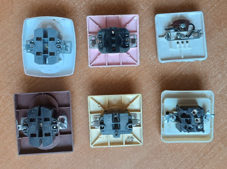 Cztery gniazdka + dwa przełączniki