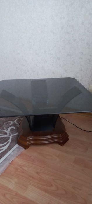 Продам скляний журнальний стіл