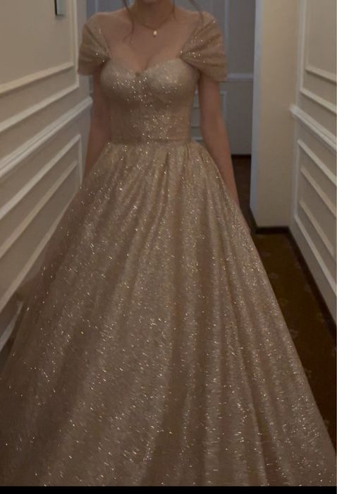 Пишна випускна сукня