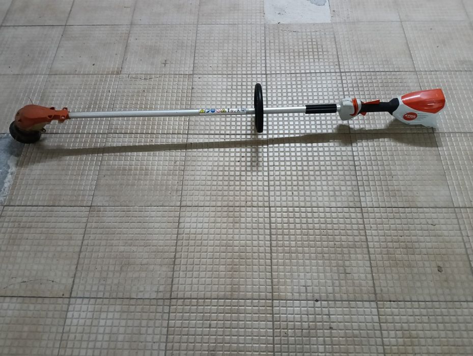 Roçadora marca still com bateria e carregador 60 em muito bom estado