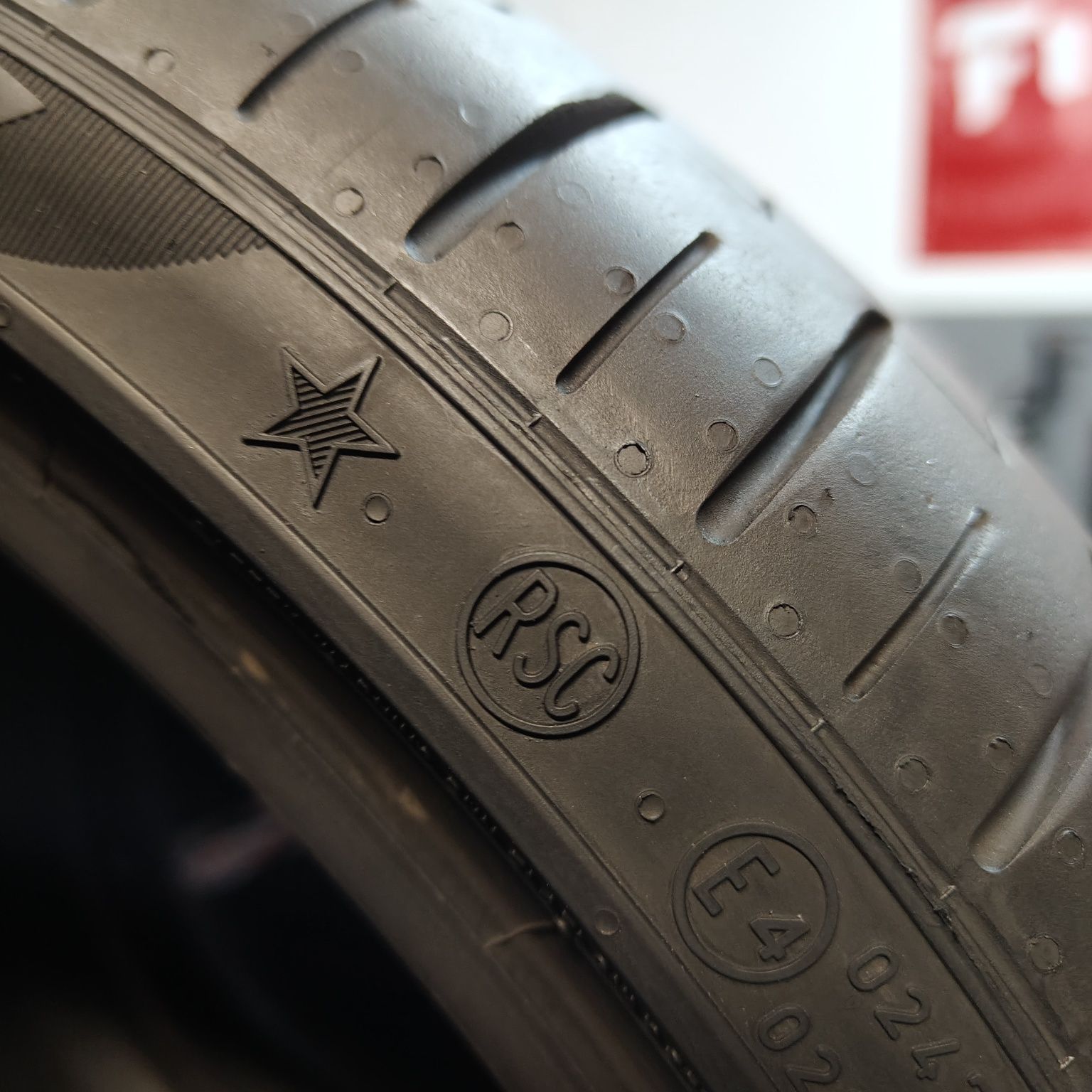 205/40/18 XL Sprzedam komplet opon letnich Pirelli P Zero