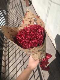 букет з атласних троянд