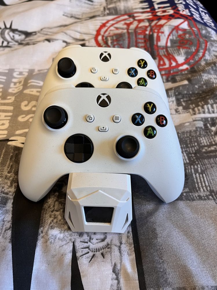 Xbox Series S + 2 геймпада + зарядная станция