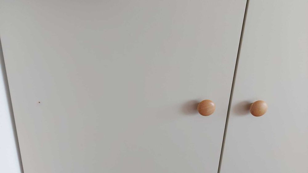 Roupeiro PAX Ikea com prateleiras, cestos e varão para pendurar roupa