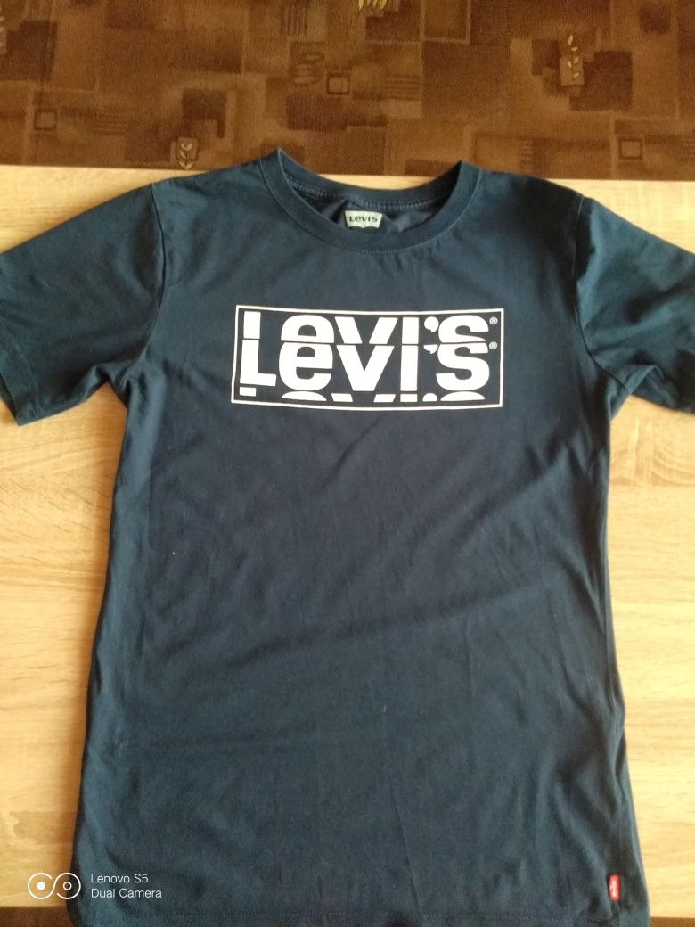 Продається футболка Levi's.