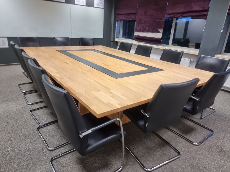 piękny bukowy stol konferencyjny