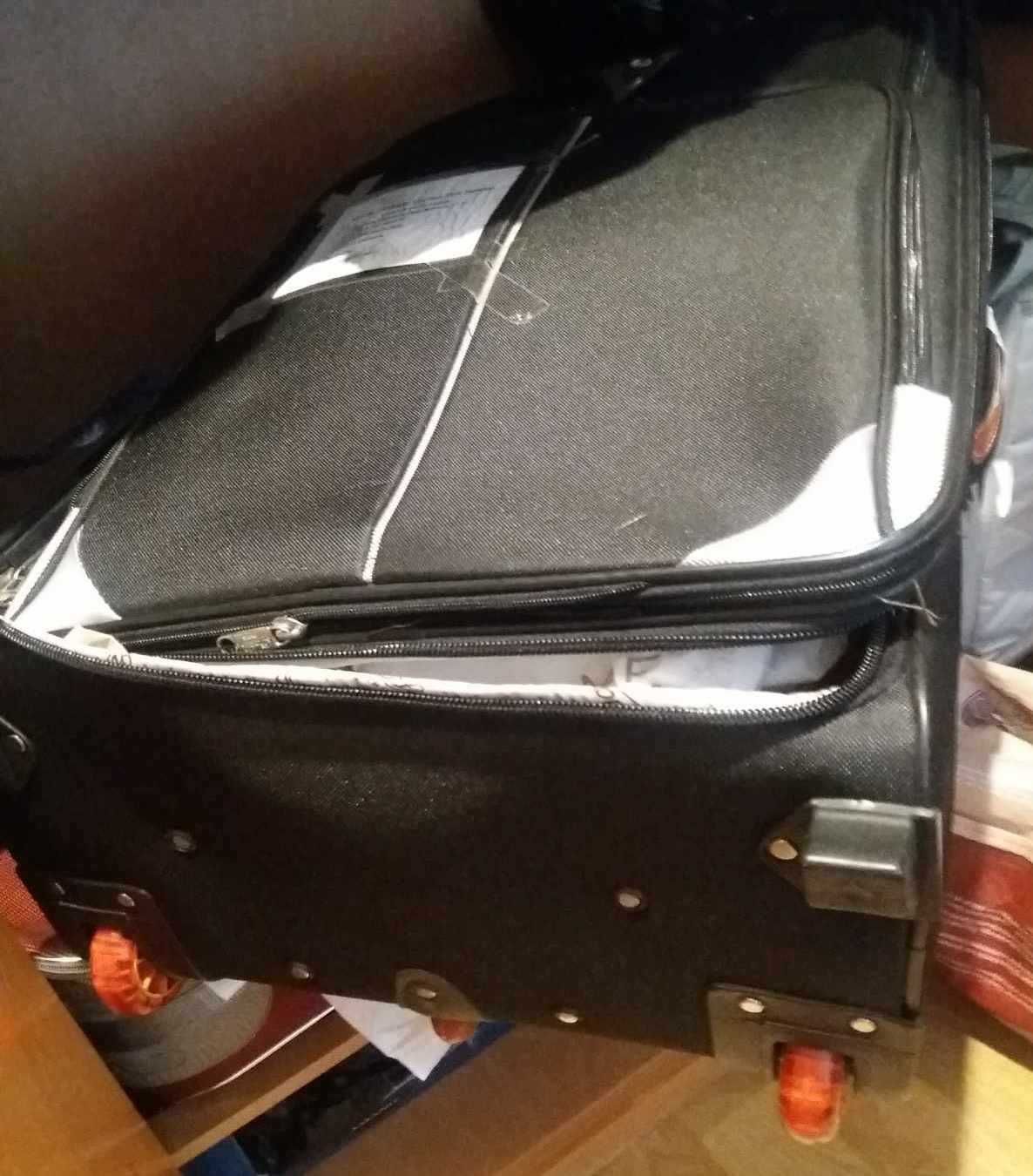 pasta e malas de viagem