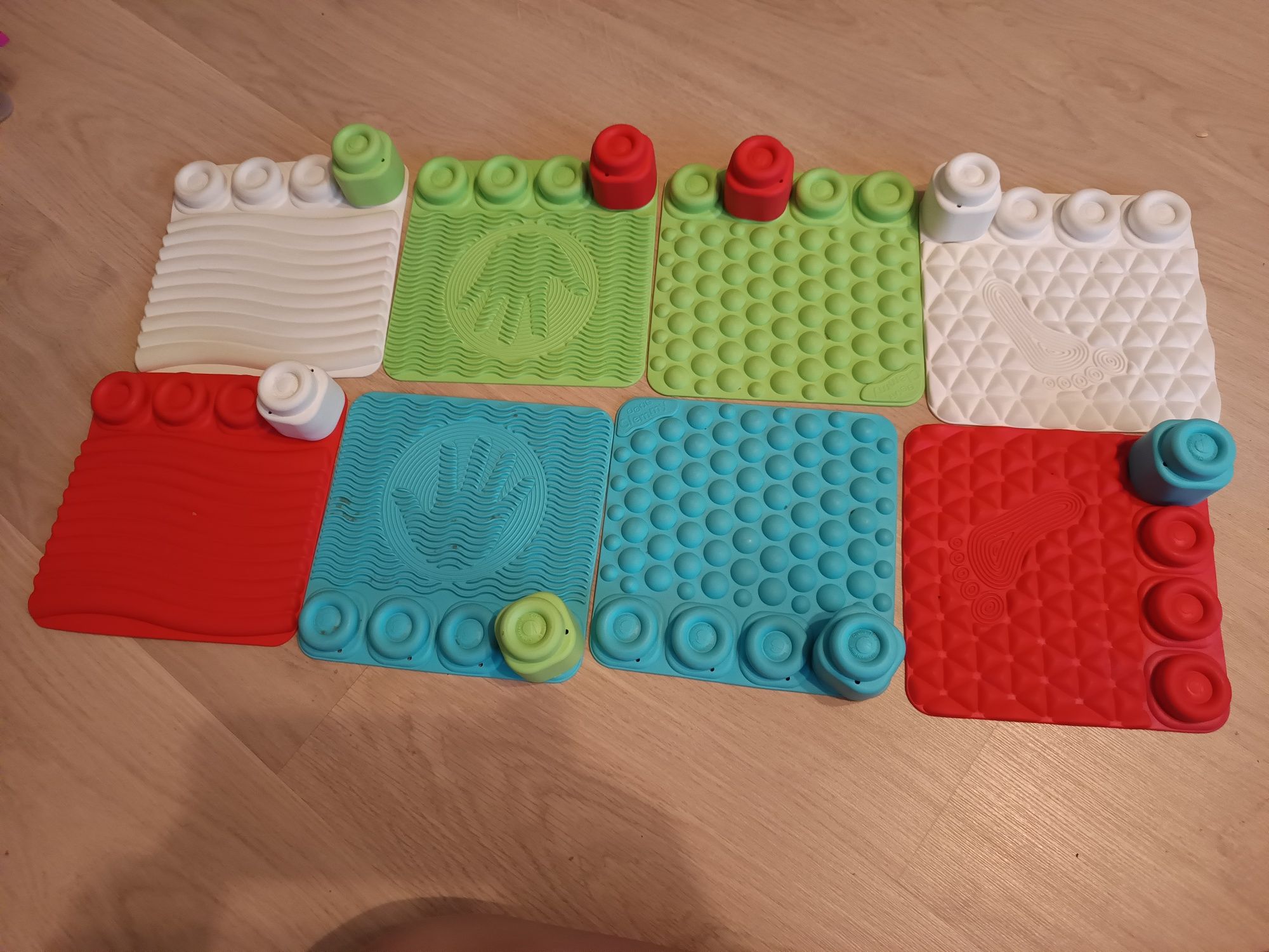 Clementoni Mata sensoryczna Edukacyjna Clemmy 8 Mini-mat i 8 Klocków