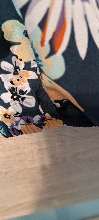 Sprzedam bluzkę granatową w kwiaty