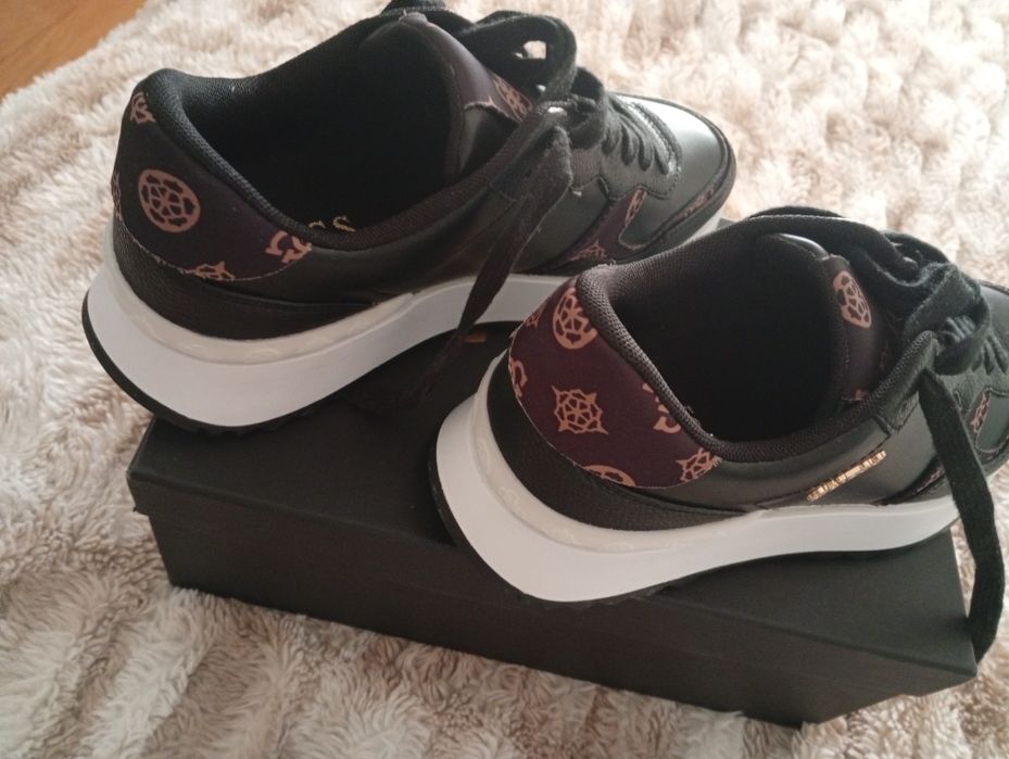 Sapatos  Guess novos